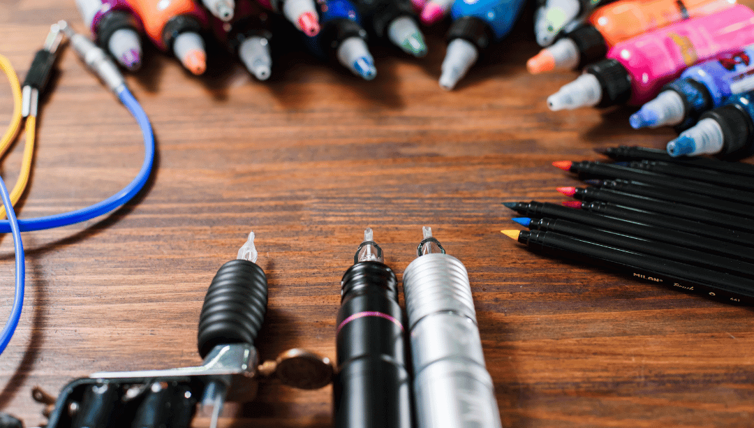 Professionelles Tattoo-Equipment im Studio für aktuelle Trends